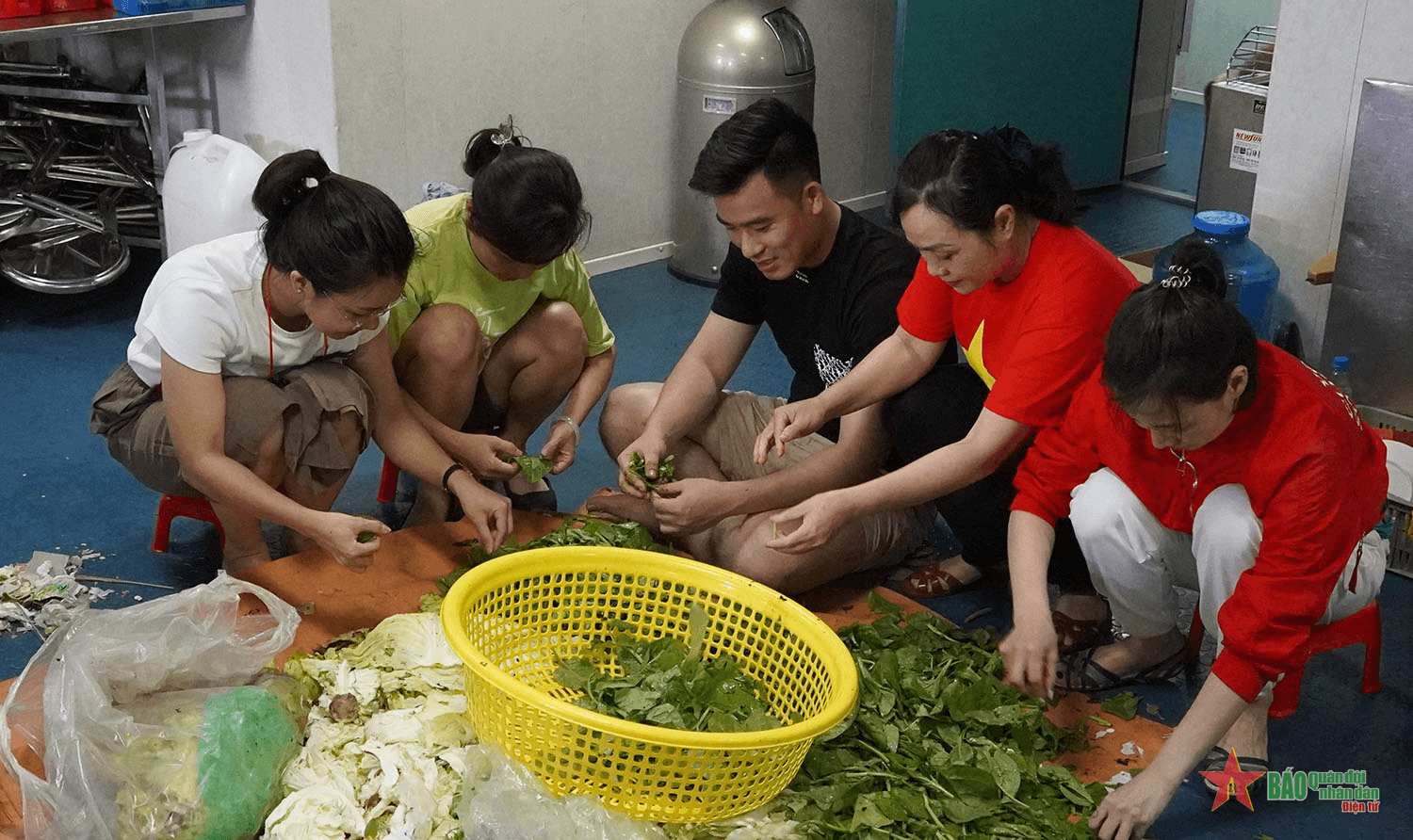 Những “anh nuôi” trên tàu KN-290