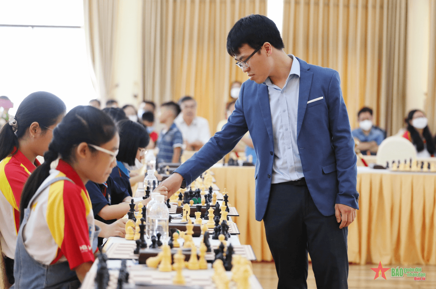 Siêu đại kiện tướng Lê Quang Liêm giao lưu và thi đấu với người hâm mộ