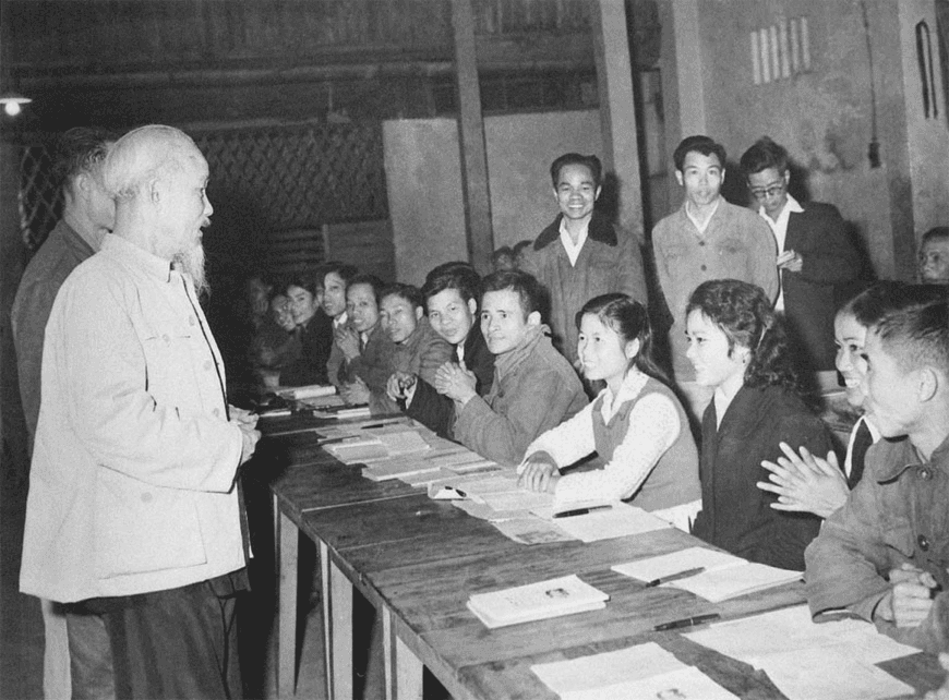 Ngày 6-6-1955: Bác nhấn mạnh tầm quan trọng của đạo đức