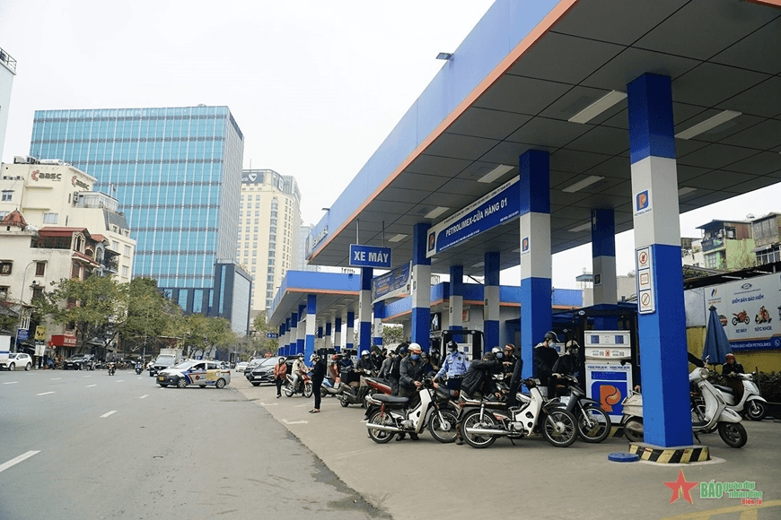 Giá xăng dầu trong nước được điều chỉnh tăng theo giá thế giới nhưng mức tăng thấp hơn
