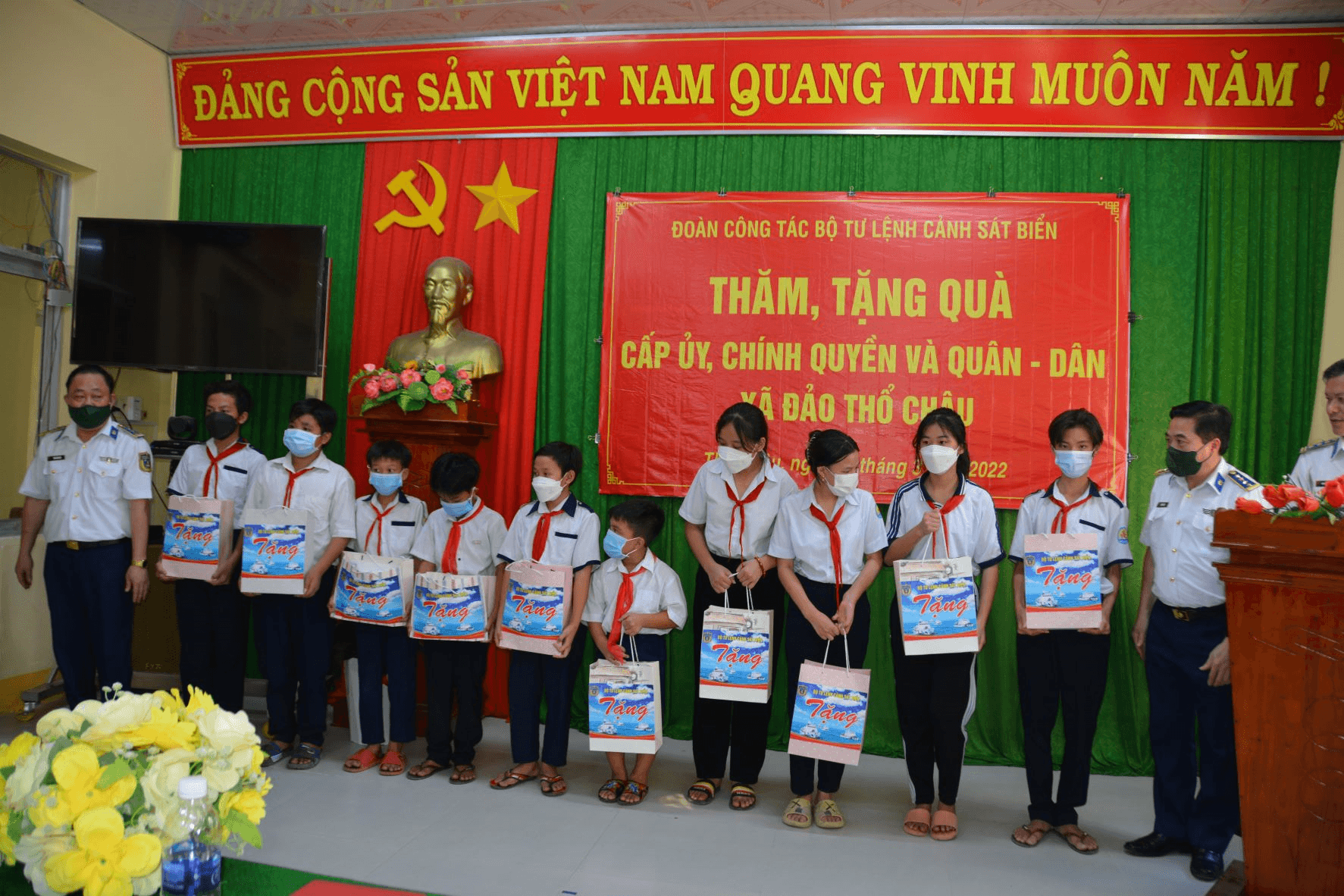 Giúp ngư dân yên tâm bám biển