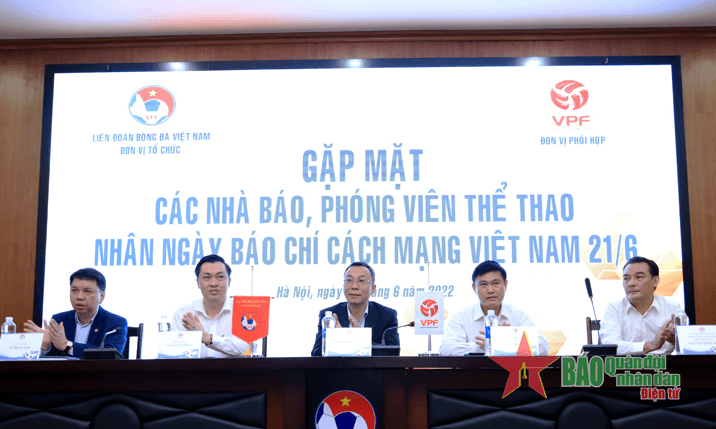 Báo chí là tiền đạo trong phát triển bóng đá