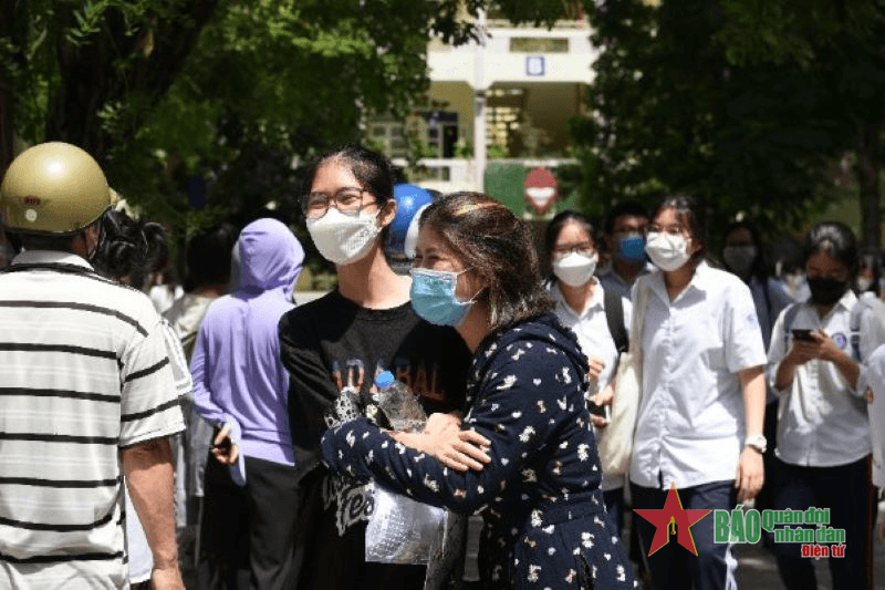 Lãnh đạo TP Hà Nội kiểm tra điểm thi và động viên thí sinh dự kỳ thi vào lớp 10