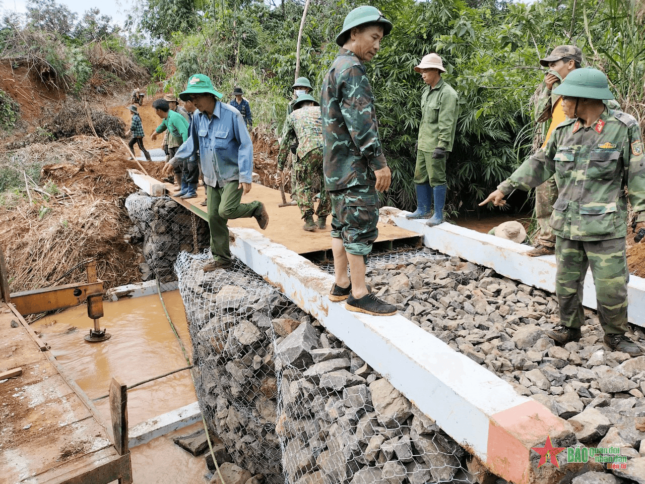 Đường mới trên bản Mông
