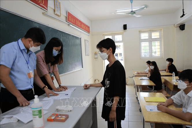 Khi đến làm thủ tục dự thi, thí sinh cần xuất trình giấy tờ gì?