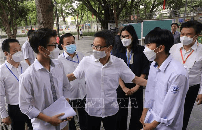 Phó thủ tướng Chính phủ Vũ Đức Đam động viên phụ huynh và thí sinh Hà Nội