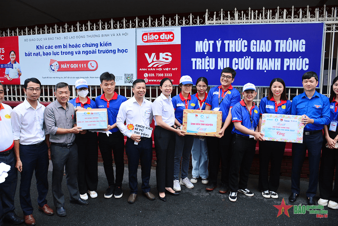 Trung ương Đoàn thăm sinh viên tình nguyện “Tiếp sức mùa thi” tại TP Hồ Chí Minh