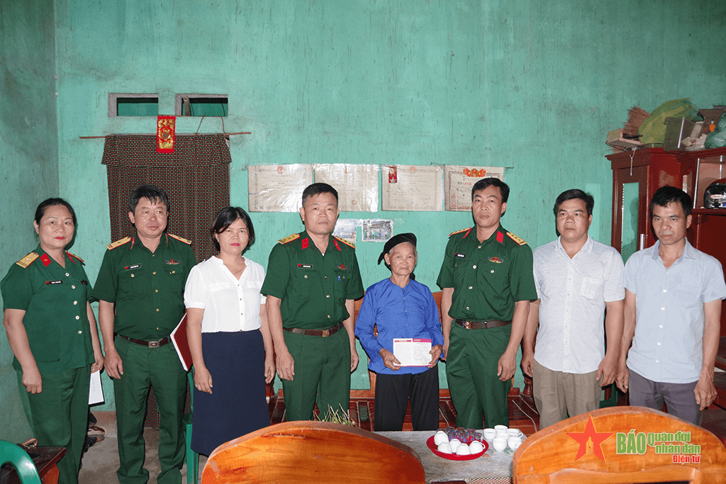 Bộ CHQS tỉnh Lạng Sơn trao sổ tiết kiệm tặng 7 gia đình chính sách