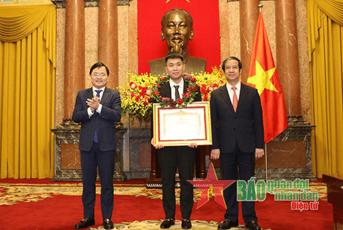 Cháu là con bộ đội!