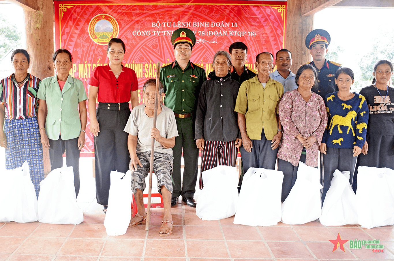 Công ty 78 trao 183 suất quà tặng gia đình chính sách vùng biên giới Mô Rai