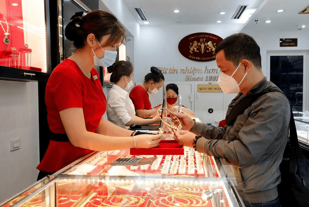 Giá vàng lao dốc, giảm tới 700 nghìn đồng/lượng