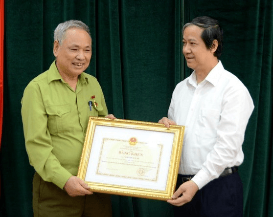Trao bằng khen tặng thí sinh lớn tuổi nhất kỳ thi tốt nghiệp