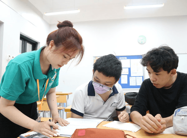 Áo xanh sư phạm giúp học sinh "vá" lỗ hổng kiến thức