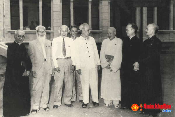 Ngày 10-8, Bác kêu gọi: “Đồng bào lương và giáo hãy đoàn kết chặt chẽ, giúp đỡ lẫn nhau”