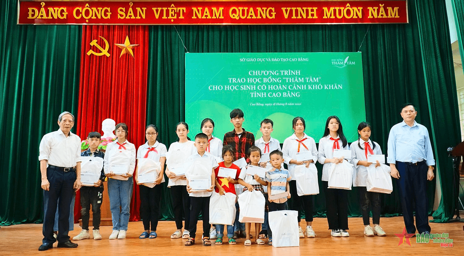 Trao "Học bổng Thâm Tâm" tặng học sinh có hoàn cảnh khó khăn tỉnh Cao Bằng