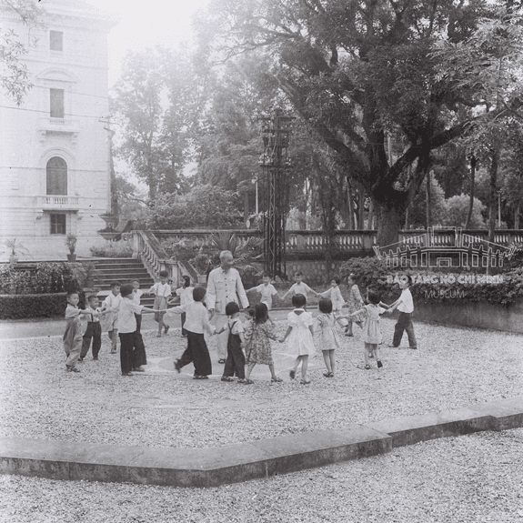 Ngày 25-8-1950: Chủ tịch Hồ Chí Minh căn dặn: “Giáo dục nhi đồng là một khoa học”
