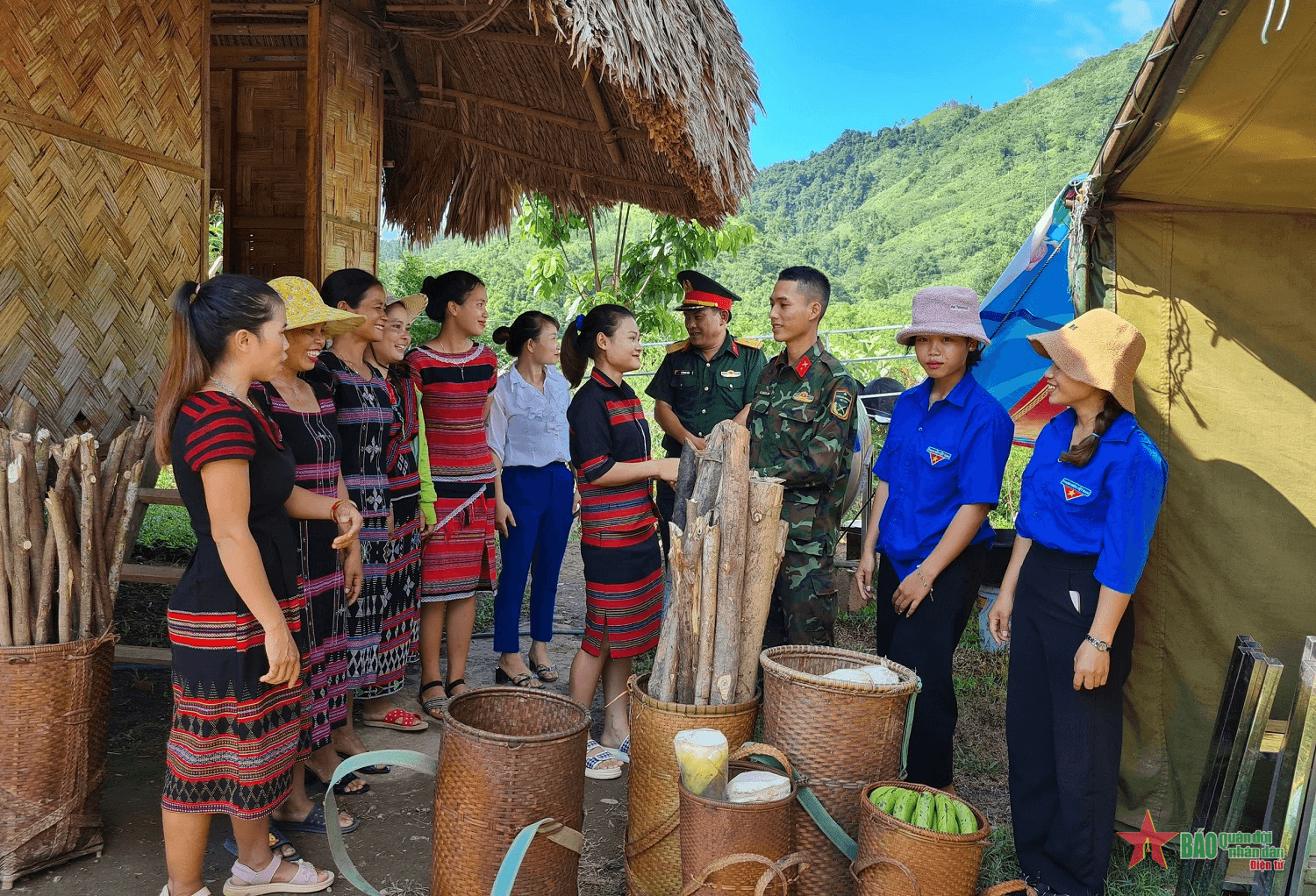 Thắm tình quân dân