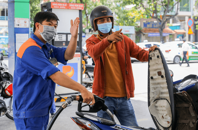 Từ 15 giờ chiều nay, 22-8: Giá xăng giữ nguyên, giá dầu tăng