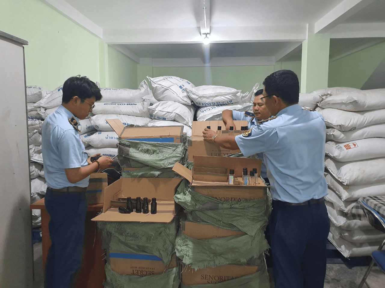 Tạm giữ hơn 3.200 chai nước hoa có nhiều dấu hiệu vi phạm