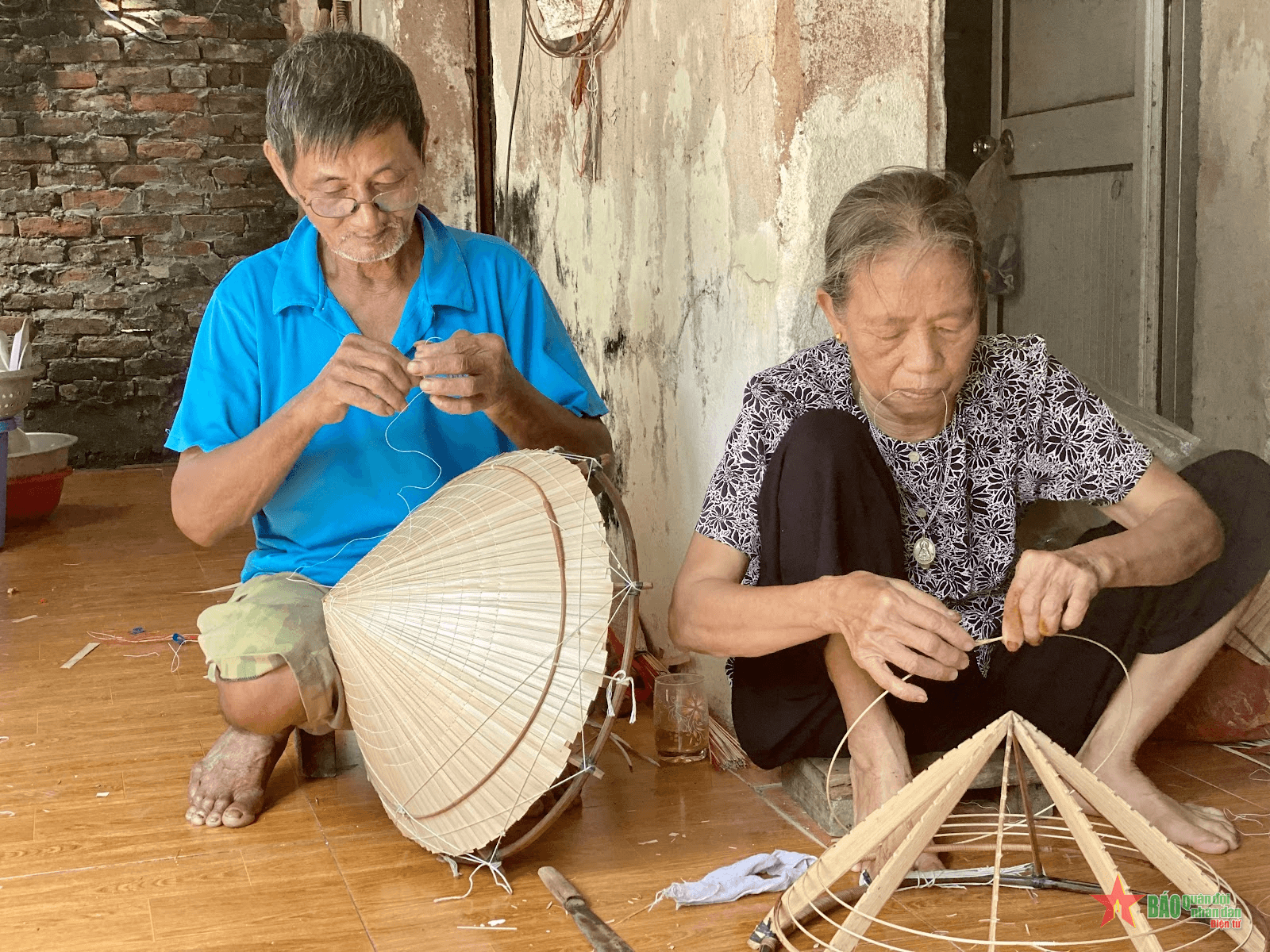 Nặng lòng với nón lá làng Chuông