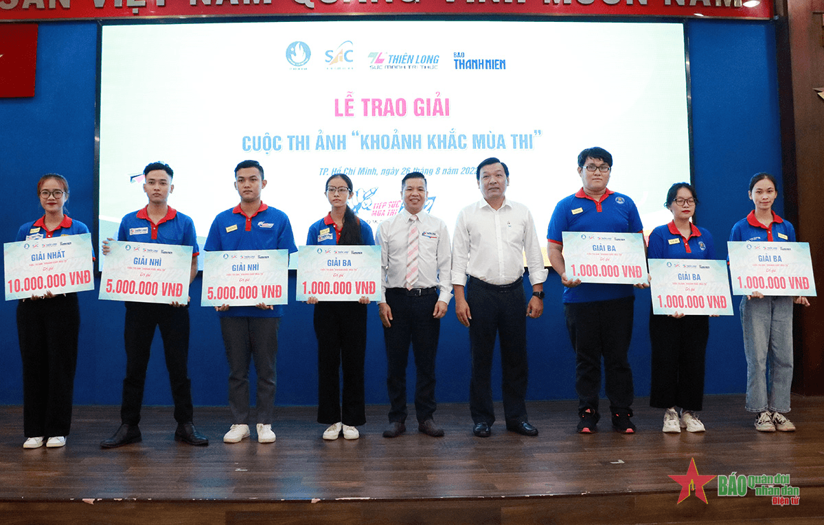 Trao tặng 60 suất học bổng chương trình Tiếp sức mùa thi 2022