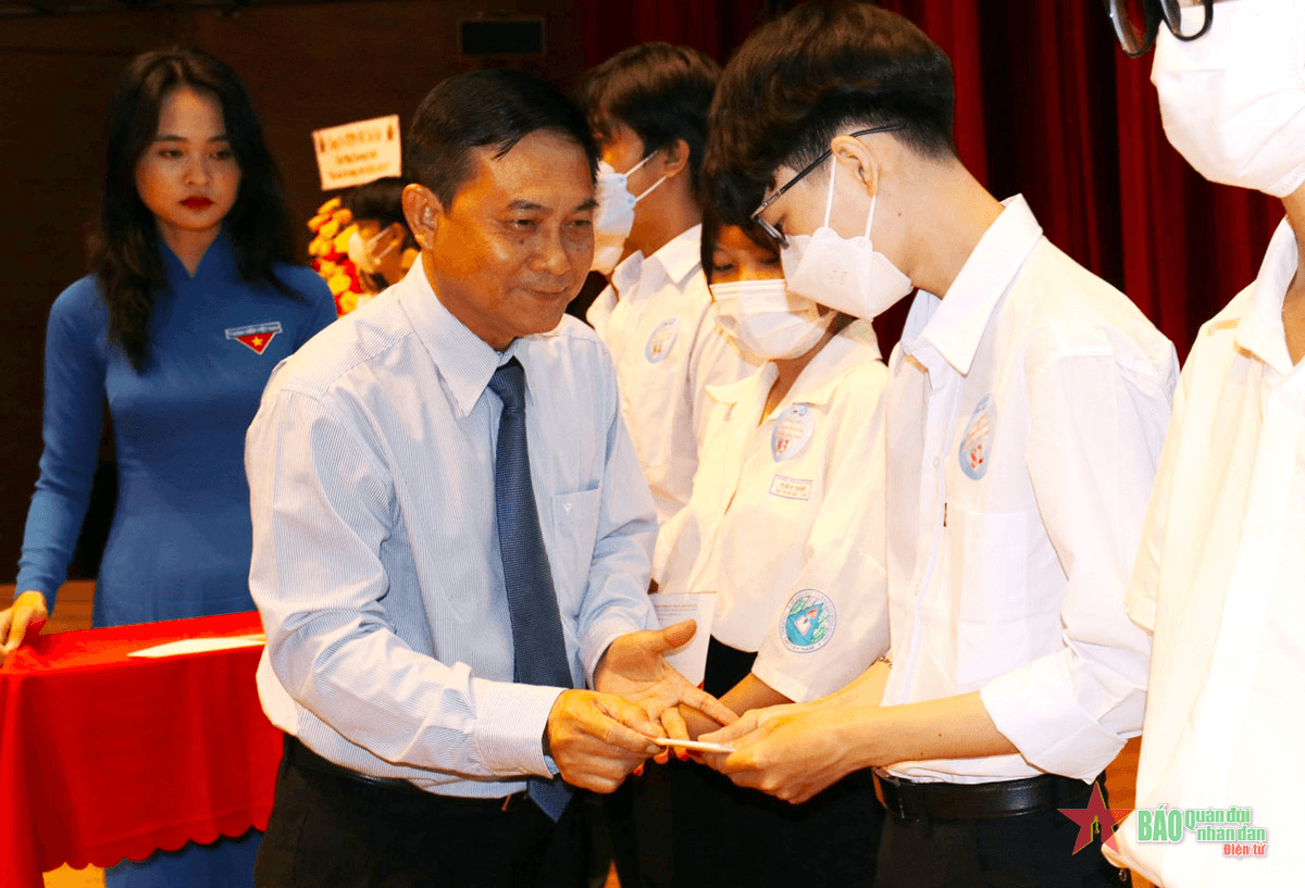 Bình Dương trao 1.000 suất học bổng “Tiếp sức đến trường”