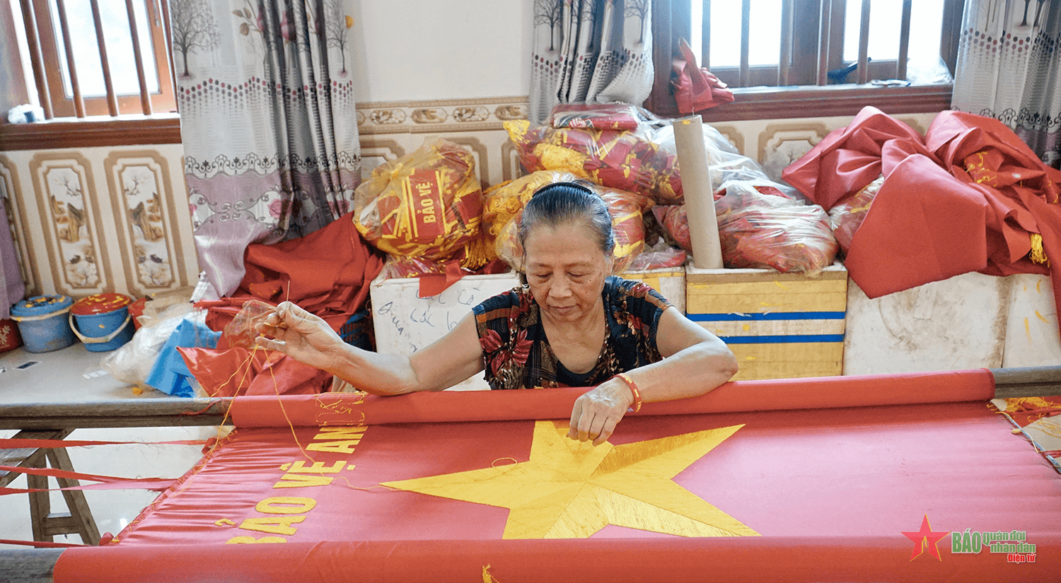 Làng nghề gần 1 thế kỷ “giữ hồn” cho lá cờ Tổ quốc