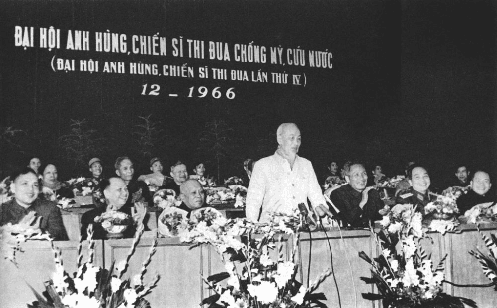 Ngày 1-9-1959: Bác Hồ dự lễ phong quân hàm cho một số cán bộ cao cấp của quân đội