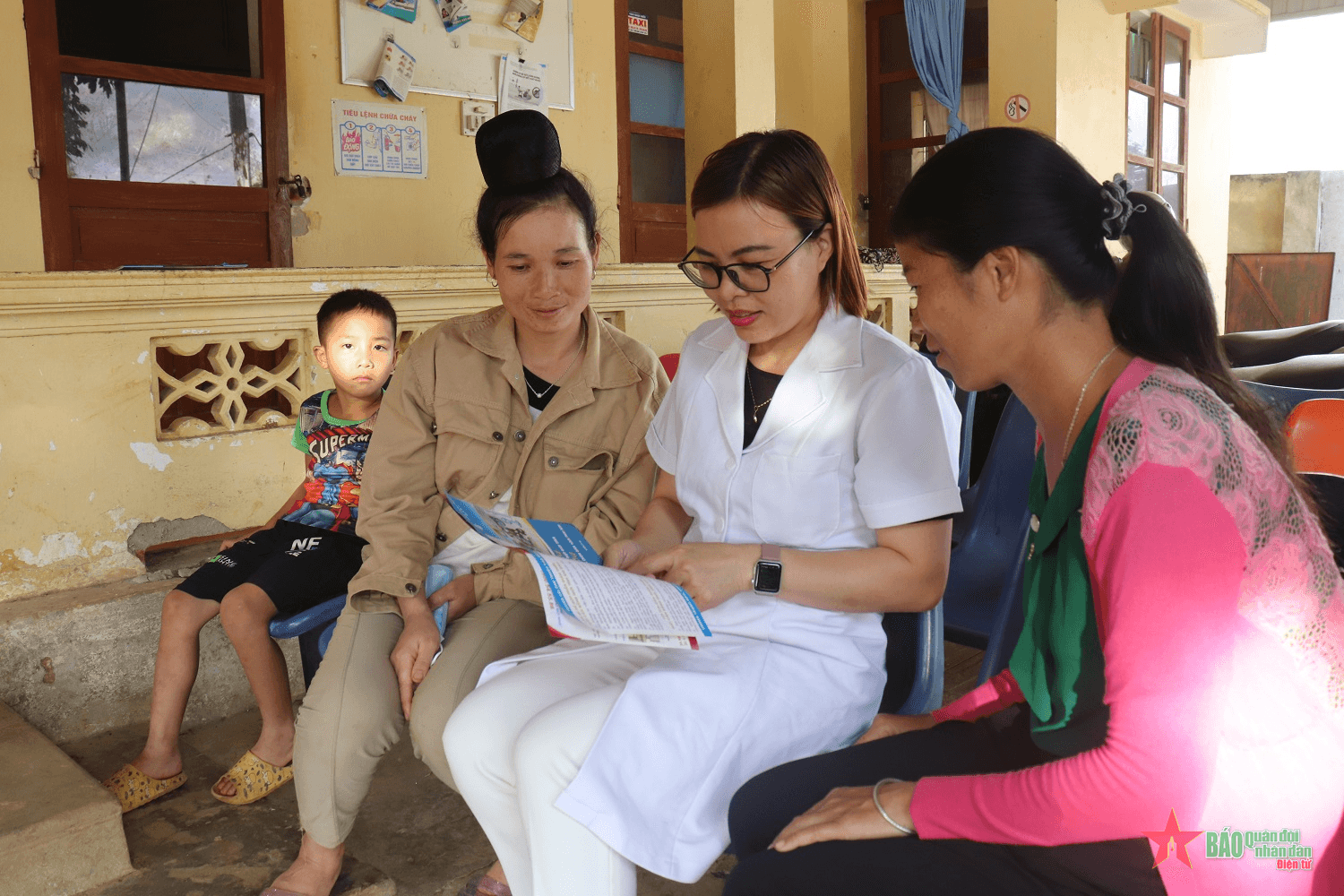 Quan tâm chăm sóc sức khỏe bà mẹ và trẻ em