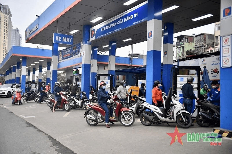 Lần đầu tiên trong lịch sử giá dầu trong nước cao hơn giá xăng, vì sao?