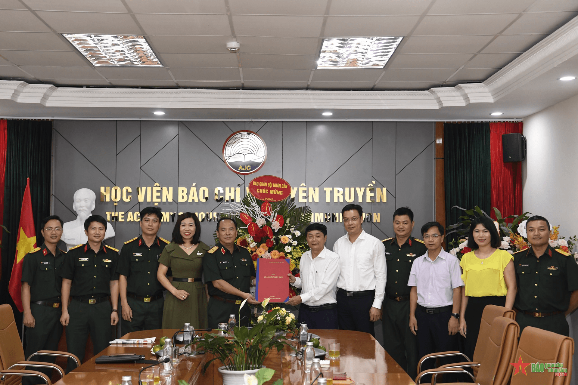 Đoàn Báo Quân đội nhân dân thăm, chúc mừng Học viện Báo chí và Tuyên truyền nhân kỷ niệm 60 năm thành lập