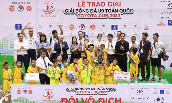 "Truyền lửa" đam mê bóng đá