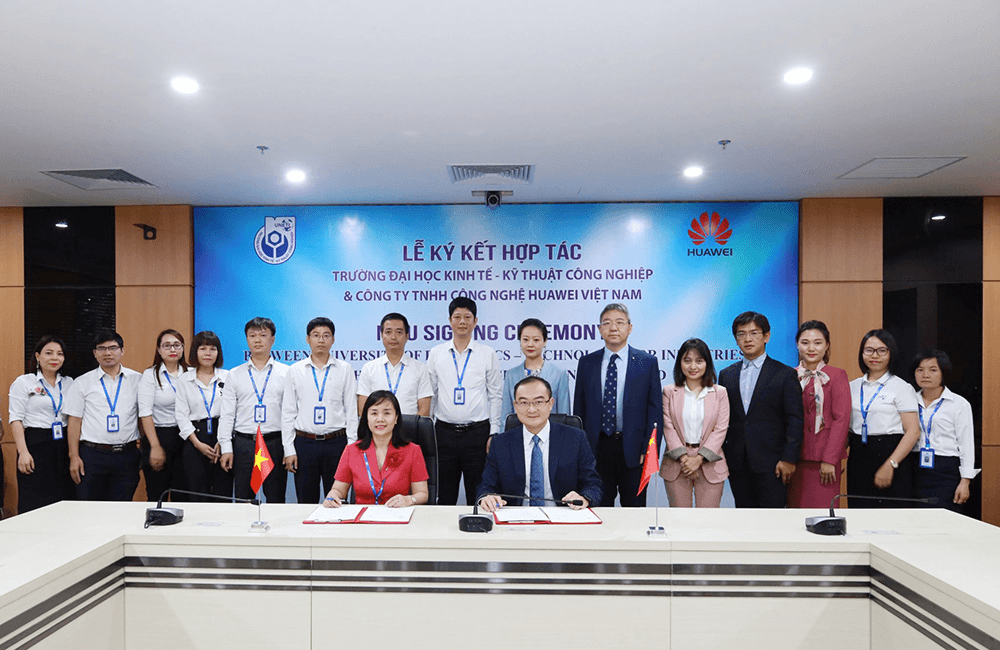 Hợp tác đào tạo nhân tài số cùng hai trường đại học tại Việt Nam