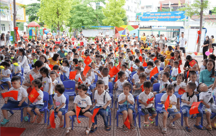 Học sinh đến trường không còn nỗi lo học phí