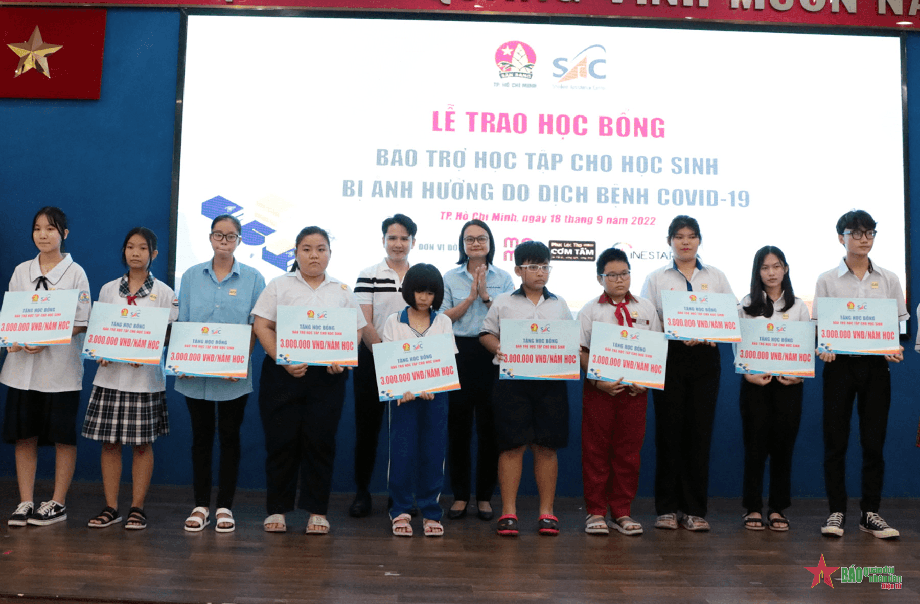 Trao học bổng tặng học sinh vượt khó học giỏi, mồ côi do Covid-19