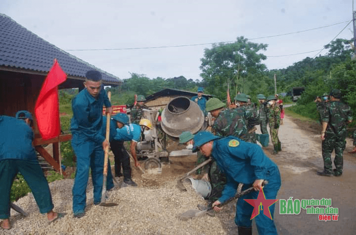 "Bộ đội 206" về bản...