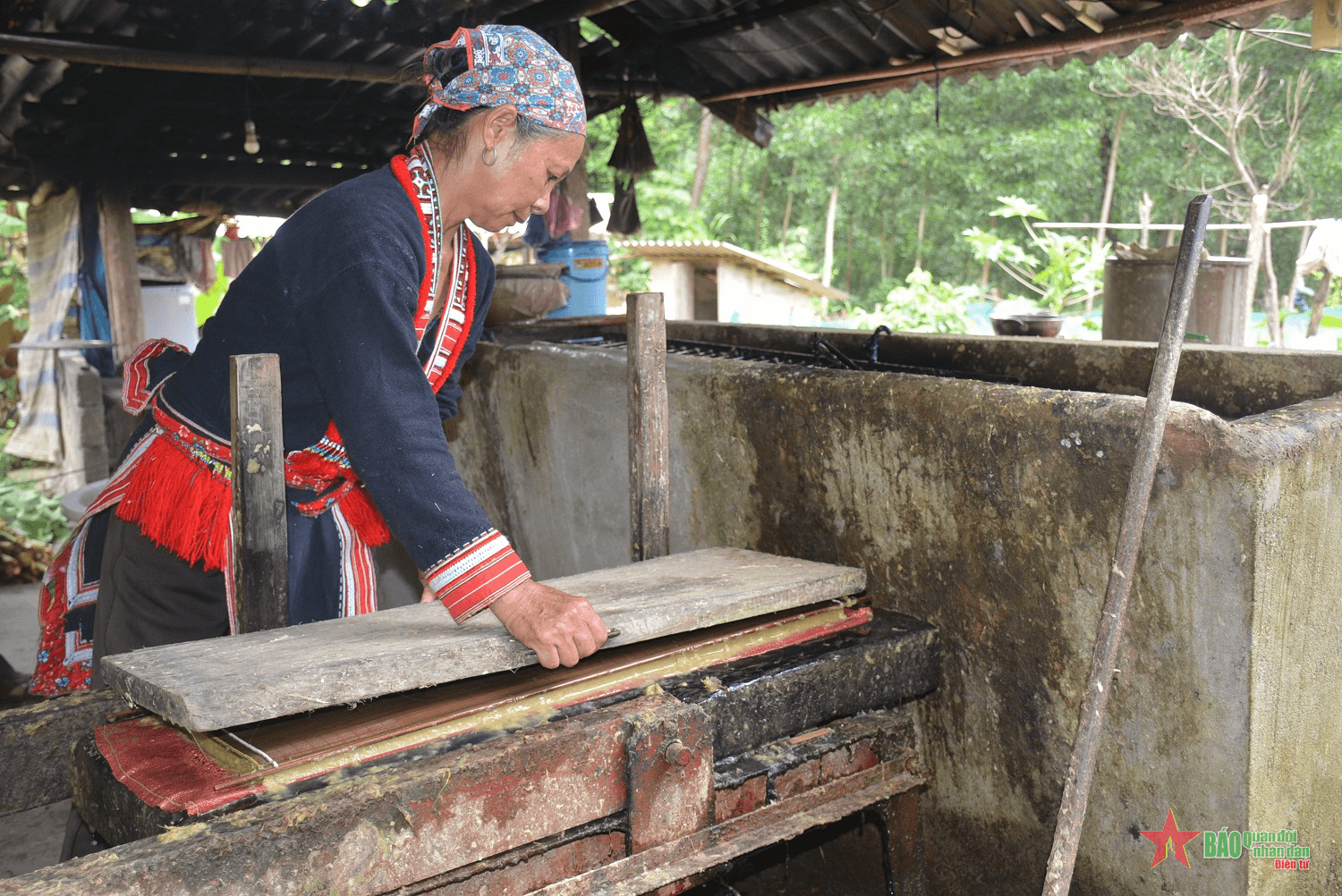 Nghề làm giấy bản của người Dao ở thôn Thanh Sơn