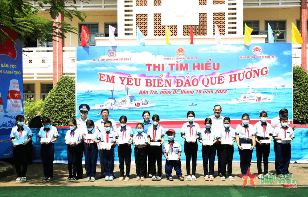 Cảnh sát biển đồng hành với ngư dân Bến Tre