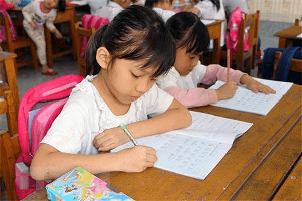 Áp lực bài tập về nhà “đè” lên trẻ nhỏ