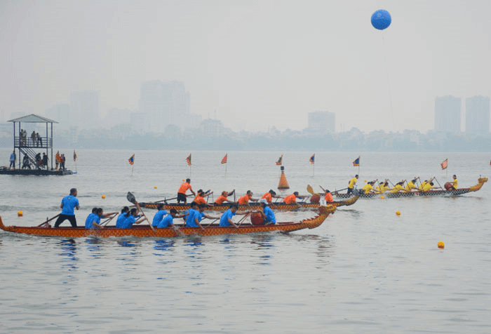Mưa lạnh vẫn vững tay chèo