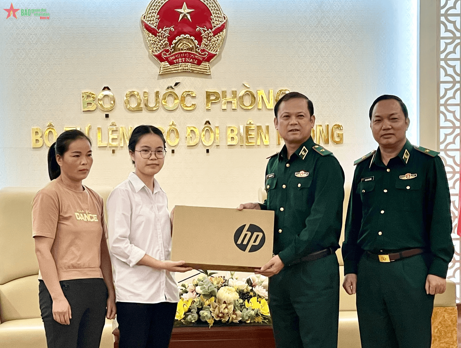 Bộ đội Biên phòng động viên học sinh trong Chương trình “Nâng bước em tới trường”