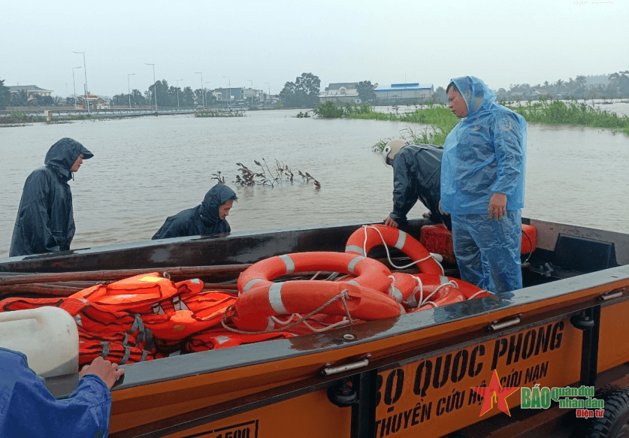 Bộ đội, dân quân sát cánh giúp nhân dân vùng lũ