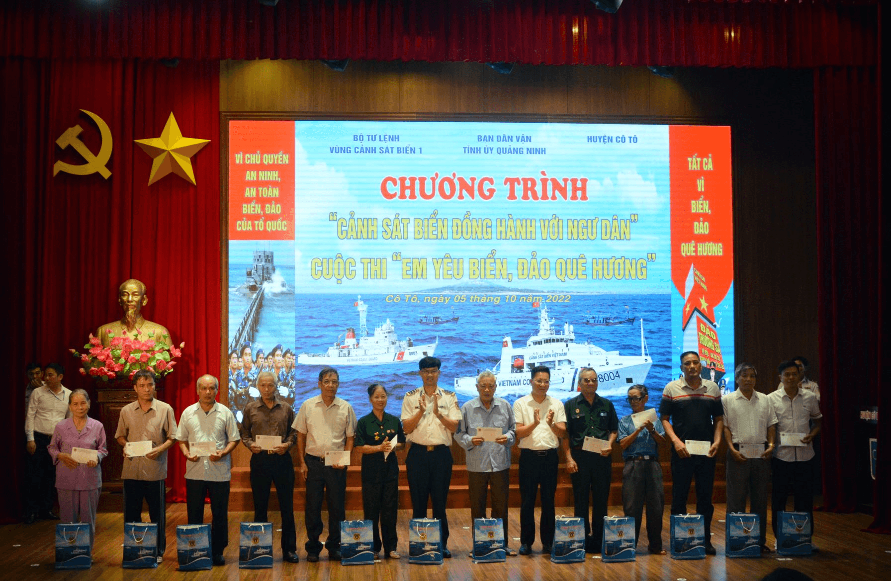 Sát cánh cùng ngư dân Cô Tô vươn khơi bám biển
