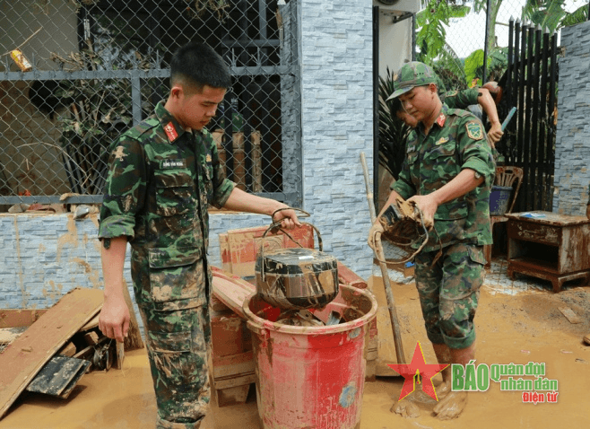 Tiểu đoàn Đặc công 409 (Bộ Tham mưu, Quân khu 5) giúp dân vùng lũ