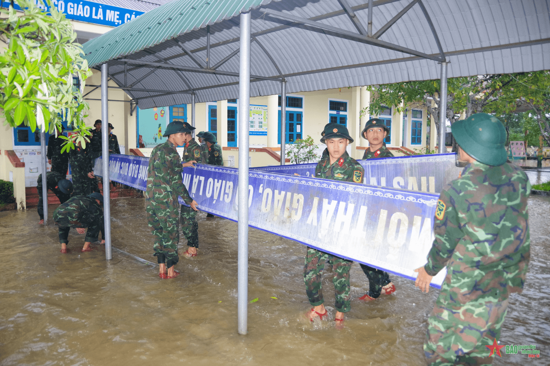 Sư đoàn 968 (Quân khu 4) giúp dân chạy lũ