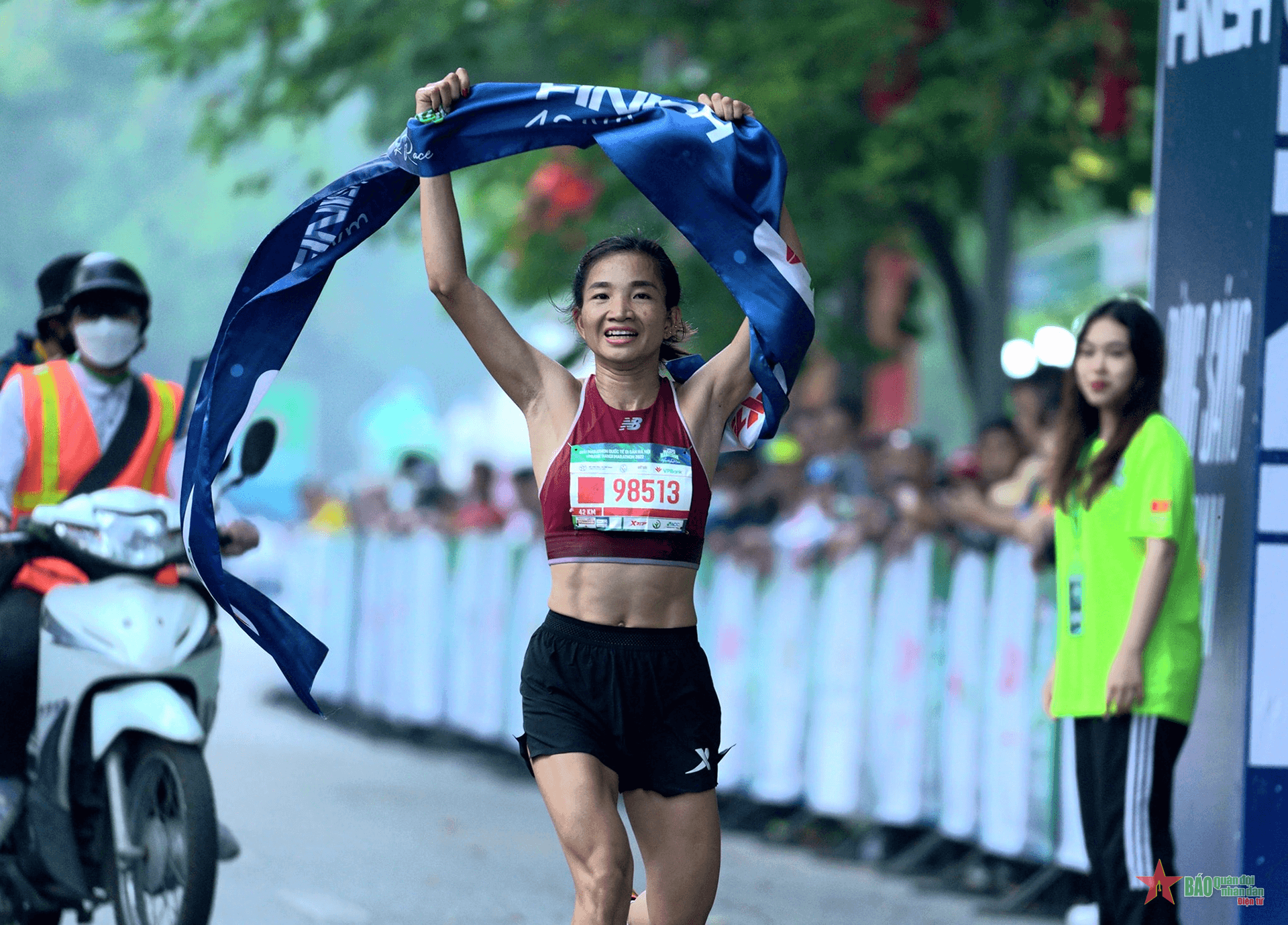 Nguyễn Thị Oanh phá kỷ lục tại VPBank Hanoi Marathon 2022