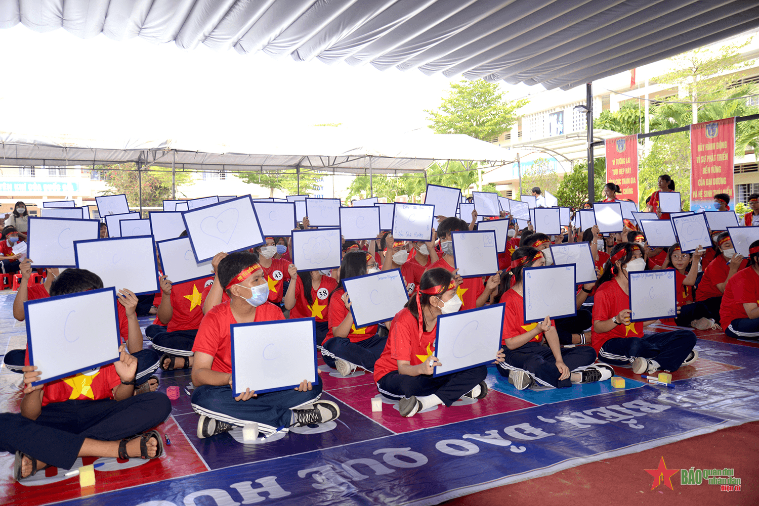 Nhân lên tình yêu biển, đảo cho các em học sinh