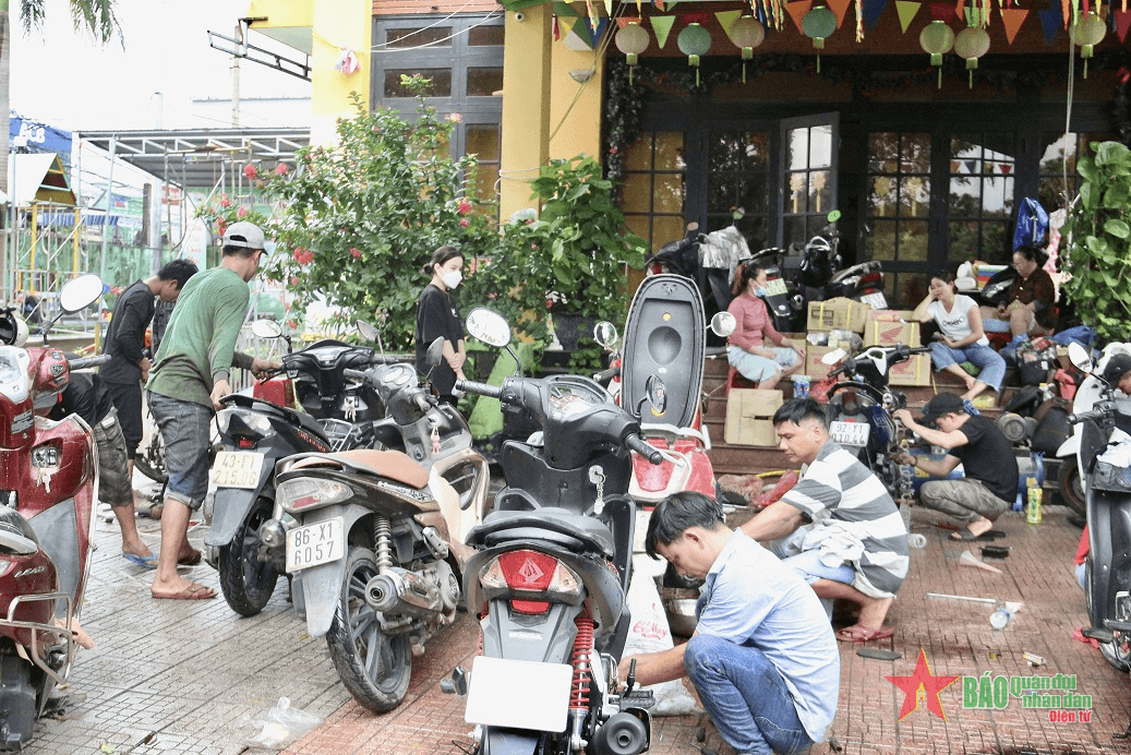 Tình người sau lũ dữ