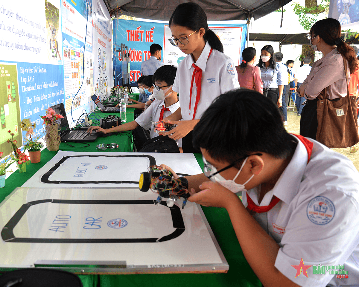 Sôi nổi Ngày hội “Tuổi trẻ Cần Thơ đổi mới sáng tạo” và Hội thi “Hùng biện tiếng Anh” cấp thành phố