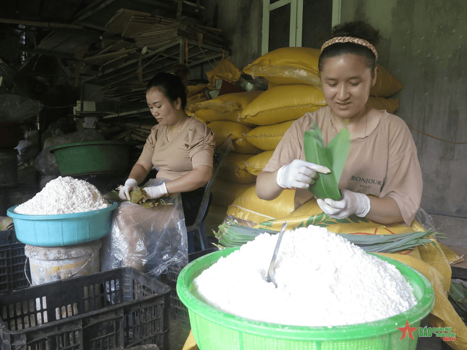 Cô gái Tày mang bánh gio vươn xa